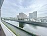 その他：バルコニーから見える川の景色が開放感を演出しています。遠くまで広がる眺望が魅力的です。高層マンションが点在しており周辺環境も整っています。現地からの眺望で気持ちの良い時間をお過ごしいただけます。