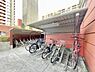 その他：屋根付きの自転車置き場が完備されており雨の日でも安心して自転車を駐輪できます。ゆとりのあるスペースで複数台の利用にも便利です。手入れが行き届いた清潔感のある環境です。