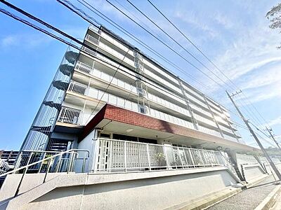 外観:日当たりのよい外観が印象的なマンションです。シンプルなデザインが特徴で清潔感のある外壁が魅力です。しっかりとした構造で安心感が伝わる建物です。外観からも管理の行き届いた印象を受けます。 外観:日当たりのよい外観が印象的なマンションです。シンプルなデザインが特徴で清潔感のある外壁が魅力です。しっかりとした構造で安心感が伝わる建物です。外観からも管理の行き届いた印象を受けます。