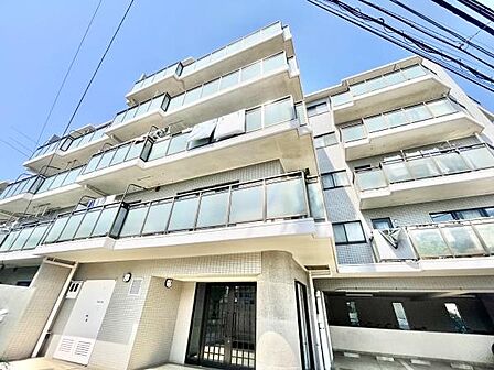 清潔感のある外観が印象的な建物です。ガラス手摺のバルコニーが光を取り込み開放的な雰囲気を感じさせます。しっかりとしたエントランスと共用部分が安心感を与えます。