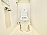 トイレ：清潔感のあるトイレです。シンプルで落ち着いた内装が特徴となっています。スペースにもゆとりがあり使いやすい設計です。お手入れもしやすい仕上げになっています。