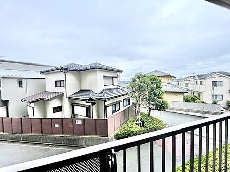 バルコニーからの現地からの眺望は周囲の住宅や道路も見渡せる開放的な景色です。視界を遮る建物が少なく街並みも確認できます。自然光も差し込みやすい立地となっています。住環境を身近に感じられる眺望です。