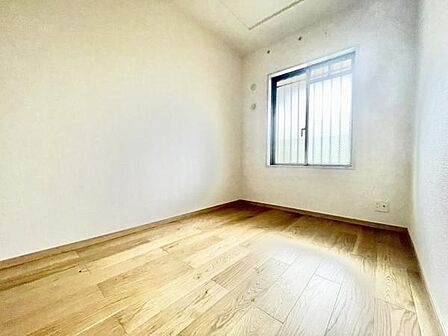 明るい光が差し込む子供部屋です。ナチュラルなフローリングがやさしい印象を与えます。シンプルな空間なので自分好みにアレンジしやすいです。しっかりとした窓で換気もしやすくなっています。