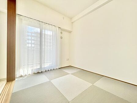 明るい光が差し込む和室です。シンプルな内装で様々な用途にご活用いただけます。畳のナチュラルな色合いが空間をすっきりと見せています。大きな窓からは自然光がしっかり入ります。