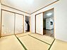 和室：畳敷きの和室は自然の素材感と落ち着いた雰囲気が特長です。大きな押入れ収納があり生活空間をすっきり保てます。隣接するリビングとの繋がりも良好で動線がスムーズです。