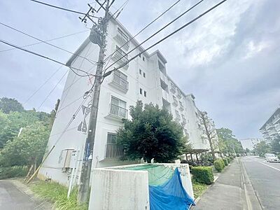 外観：白を基調とした外観が印象的なマンションです。周囲には緑も多く落ち着いた雰囲気が特徴です。道路に面しているため車両の出入りも便利です。建物は複数階あり日当たりにも配慮されています。