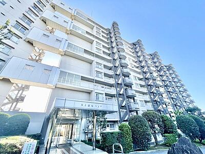 外観:明るく開放感のある外観が魅力のマンションです。外まわりも整備されており安心してご利用いただけます。エントランス部分もガラス張りで明るい印象です。高層階までしっかりとした造りで見通しの良い建物です。 外観:明るく開放感のある外観が魅力のマンションです。外まわりも整備されており安心してご利用いただけます。エントランス部分もガラス張りで明るい印象です。高層階までしっかりとした造りで見通しの良い建物です。