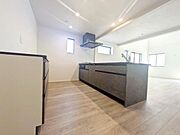 【同社施工例】現在建築中ですが現地で場所の雰囲気、同社施工の建築済お部屋でイメージもできますので、完成前のお問合せ・ご内覧大歓迎です♪