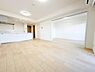 リビング/ダイニング：【同社施工例】現在リフォーム中の物件ですが、現地にて棟内の雰囲気や周辺環境をご確認いただけるほか、同社施工のリフォーム済みのお部屋もご覧いただけます。完成前もぜひお気軽にお問合せください♪