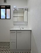 収納豊富な洗面所。備品をすっきりさせることで生活感が出にくくなります。