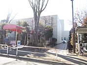 青梅市総合体育館まで2582m、試合などができるホール2室とトレーニングルーム2室、会議室5室や幼児室1室を備えています。