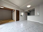 隣の和室と合わせて広々と使えるリビング空間。