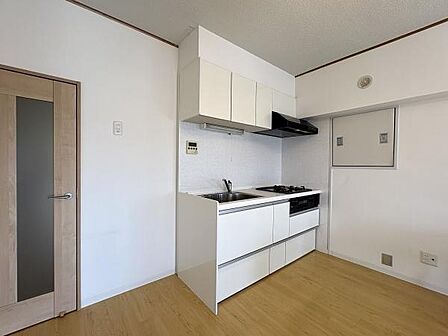 壁向きのキッチンは空間を広く使うことができます。