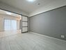 洋室：LDKの続き間の6帖のお部屋。廊下側とリビング側の二か所から出入りできます。