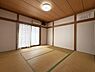 和室：8帖の広々和室。