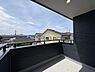 バルコニー：急な雨でも安心の屋根付きのバルコニー