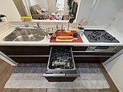 収納豊富なシステムキッチン
