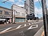 外観：道路から見た建物全景。日中も自然光が奥まで届く南向き設計で、休日の朝はカーテンを開けるだけで心地よい光に包まれる、そんな暮らしがスタートします。