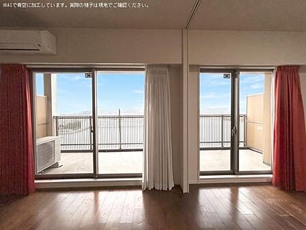 カーテン越しの光が床まで届くリビングです。窓が大きく取られており、時間帯によって表情を変える光の入り方を楽しめます。最上階ならではの静かな時間もここで過ごせます。
