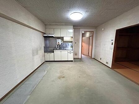 白を基調とした壁に囲まれたリビングは、家具の配置を自由に考えられる余白があります。DIYで棚を造作するのも、絵になりそうな空間です。