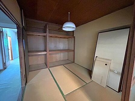 リビングに隣接する和室にも押入れがあるのでたっぷり収納してお部屋をすっきり。趣味の道具や工具を収めておく部屋として使うのも、選択肢のひとつです。