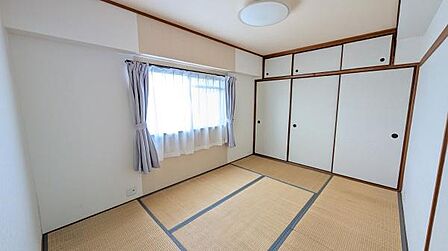天袋付きの押入れで収納豊富。寝具や季節物もすっきり収まり、お部屋を広く使えます。