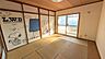 寝室：遊び心のあるデザイン襖が印象的な和室。明るい日差しが差し込む心地よい空間で、お子様のお部屋や趣味スペースにもおすすめです