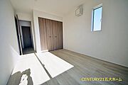 白い壁紙と木目が美しい床のお部屋は明るく落ち着いた雰囲気の印象です。どんな色の家具でも合いますので自分好みの素敵なお部屋にカスタマイズできますね☆(3号棟)