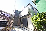 広々としたルーフバルコニーが印象的。お子様の遊び場にしたり、テーブルセットを置いてカフェ気分を味わったりと家にいながらにして一息つける憩いの空間です！