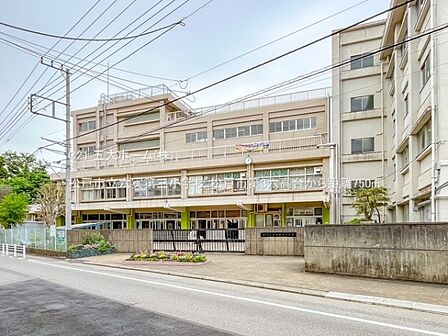 松戸市立六実第三小学校まで460m、撮影日:2022/05/09 750 松戸市立六実第三小学校