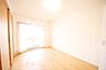 洋室：お部屋には程よく採光が入り、過ごしやすい居住空間です。窓を開放すると自然換気が可能で清潔感も保ちやすいです♪