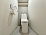 トイレ：～落ち着く一時～トイレ新規交換、白をベースに変貌を遂げた空間は落ち着く場です。ウォシュレット付き。