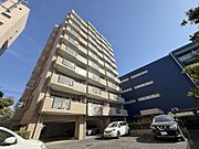 駅徒歩9分の立地でありながらマンション南側は広く空間が開いております。心地よい風も通る快適なスミゴコチ。