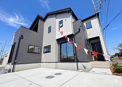 外観：モダンなデザインが目を引く新築戸建て。青空に映える外観は、家族の新しい暮らしを予感させます。