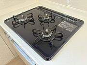 毎日料理をする、料理が好き、家族が多くて量を作る必要がある、等の方々にとっては必須の3口コンロ。同時進行で効率アップはもちろん鍋を移動する回数が減り、無駄な動きを軽減することが出来ます。