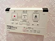 多機能トイレ、壁付けのパネルになりますので、操作もとってもしやすいです。