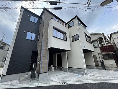 外観：ここから始まる夢の住まい。都市生活を快適にするモダンな3階建住宅が完成しました。理想の暮らしをカタチにした邸宅です。