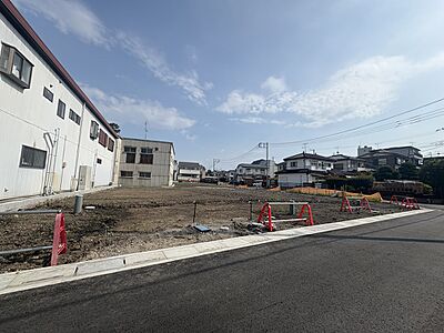 外観：「ターミナル駅」大宮からバス便有り。「京浜東北線」含め複数路線利用で都心へのアクセス良好。土地最大56坪。並列駐車2台可(車種により)。