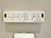 寒い日に温水便座は欠かせませんよね。掃除しやすい設計ですのでトイレの清潔さを保ちやすくなっています。