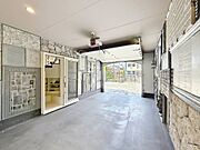 1階に2台分のガレージ 、2階に広大なＬＤＫ、3階に個室を配した贅を尽くした設計 。趣味と生活を高い次元で両立させた、まさに夢を叶えるための特別な住まいとなっております