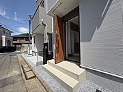 閑静な分譲地に佇む、高級感漂う住宅。毎日家に帰るのが楽しみな住まい。つい誰かを招きたくなる住まい。そんなお家がここにあります。