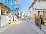 前面道路は公道4M.。車通りも少ないので車庫入れも安心ですね！