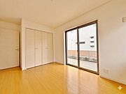 明るい陽光が差し込む居室は、お子様の成長を見守る空間に最適。豊富な収納で、家族みんなの荷物もすっきり片付きます。