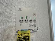 「浴室がジメジメしないので、掃除が楽になった」いつでも洗濯物を干せるのが安心」洗濯はもちろん、暖房機能も重宝している」そんな声を多く頂いている便利機能の浴室乾燥機付きです。