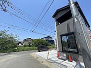 視界を遮る高い建物がなく、開放感溢れる心地よい住環境。すっきりと整備された平坦な前面道路に面しており、運転が苦手な方でも安心してお車の出し入れができます。豊かな光に包まれた、のびやかな立地が魅力です。