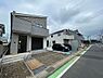 外観：澄み渡る青空の下、個性豊かな4棟の新築分譲住宅！石貼り風や木目調など、こだわりの外観が目を引きます。駐車スペースもしっかり確保。