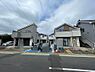 外観：個性豊かな4棟の新築分譲住宅！石貼り風や木目調など、こだわりの外観が目を引きます。駐車スペースもしっかり確保。新しい街で、あなたらしい豊かな暮らしを始めませんか？