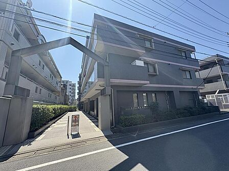 陽光あふれる、洗練されたデザインのマンション外観。落ち着いた住環境は、子育て世代のファミリーに安らぎの毎日を届けます。