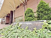 輝かしい未来を予感させる、立体的な造形とガラスのマテリアルが織りなす表情は、時をえ、時代をえて、美しく誇り高い存在感を物語ります。