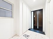 ～家事動線の良い間取り～2階にLDKと水回りを集約することで、調理や洗濯などの家事動線がワンフロアで完結。階段の上り下りを減らし、毎日の家事負担を大幅に軽減してくれる、暮らしに優しい間取り設計です。
